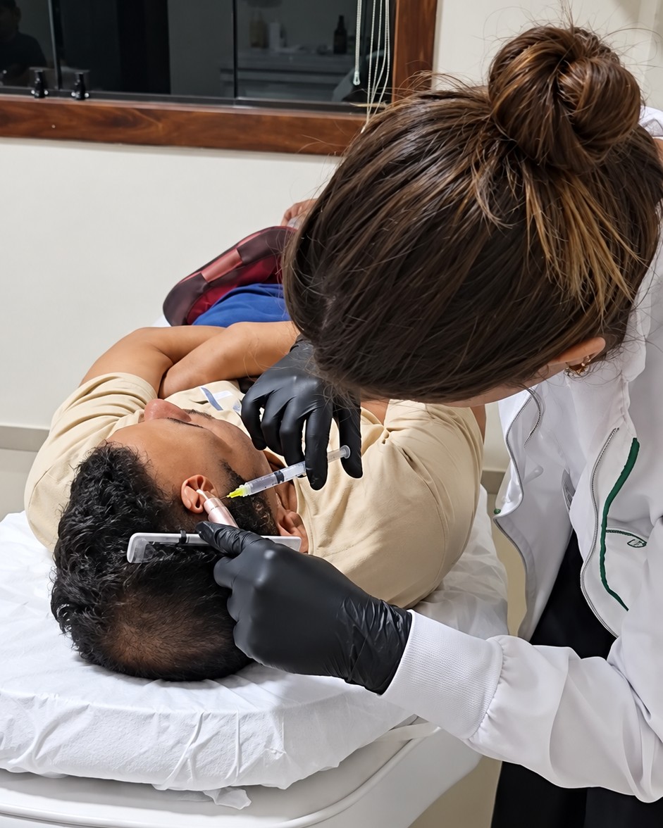 Atendimento capilar em paciente na clínica da Dra. Júlia Marcele